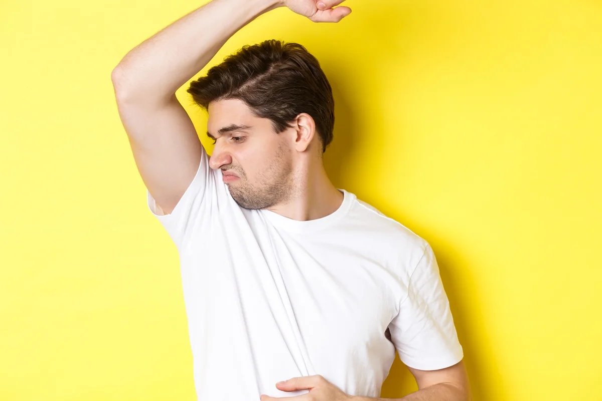 Imagem colorida de um homem sentindo o cheiro de sua axila -Metrópoles