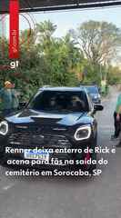 Renner deixa cemitério em Sorocaba após enterro de Rick e acena para fãs