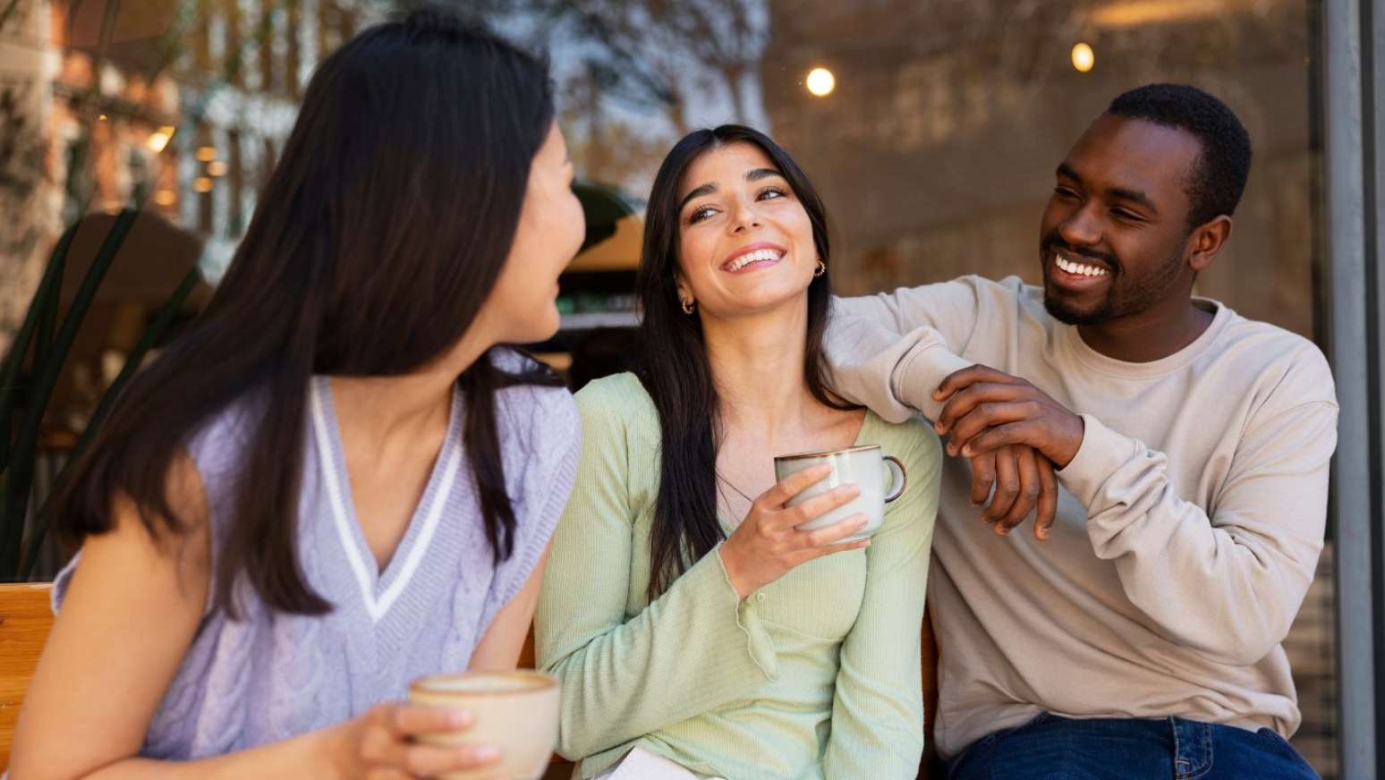 Sair com os amigos e ter conversas longas, sem celulares, é dica para passar o tempo fora das telas