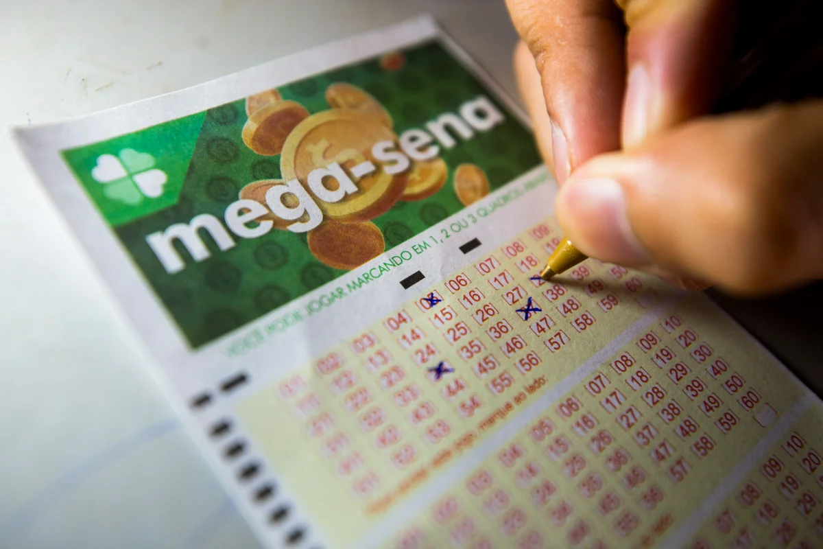 Imagem colorida de cartela da Mega-Sena sendo preenchida; mega da Virada - Metrópoles