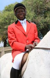 Imagem relacionada à notícia: O governo paga tributo ao trailblazer equestre Enos Mafokate