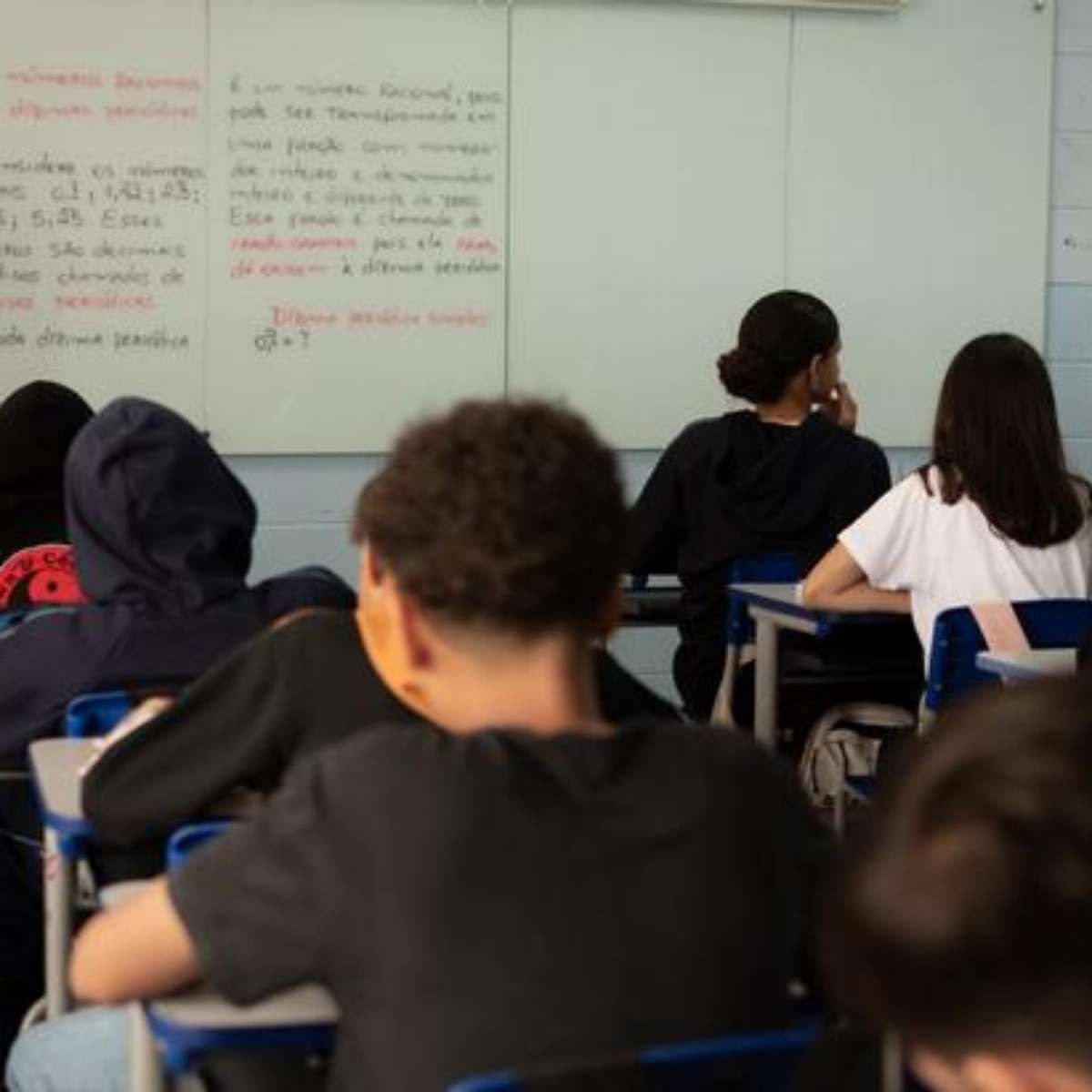 Só metade dos adolescentes sabe interpretar texto no Brasil, indica Pisa 2025