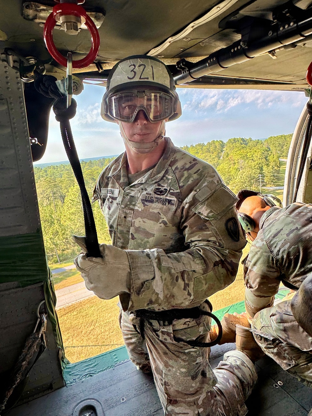 Imagem relacionada à notícia: Agressão aérea! Soldados do Forte Rucker completam o Exército 10 dias mais difíceis