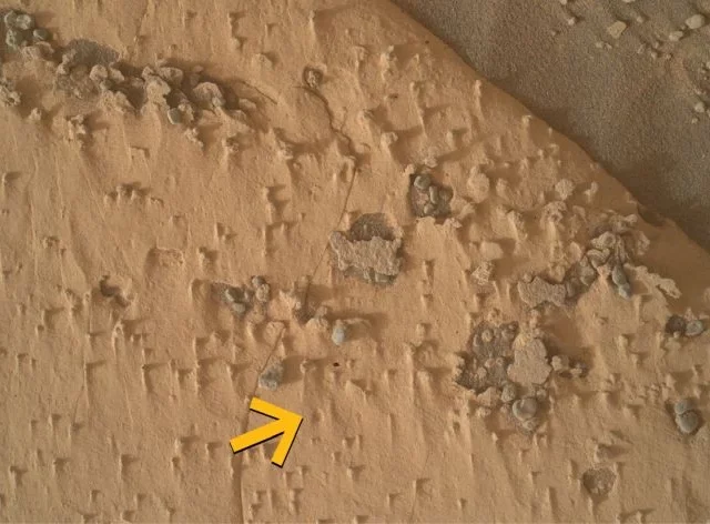 Rover Curiosity encontra buracos misteriosos no solo de Marte