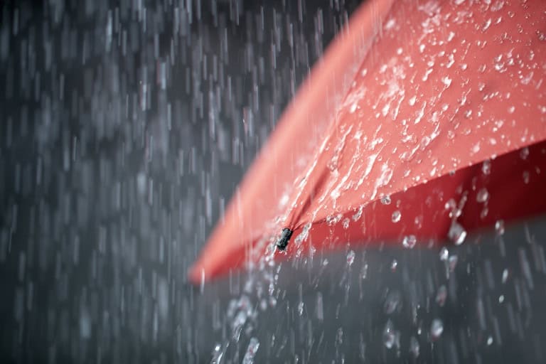 Inmet emite alerta vermelho de tempestades e risco de tornados no Sul