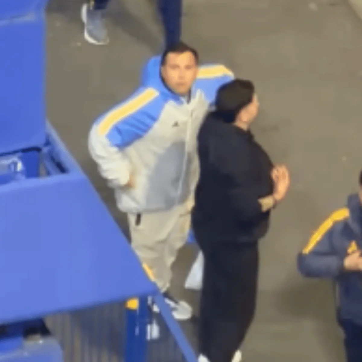 Torcedor do Boca faz gesto racista em direção à torcida do São Paulo