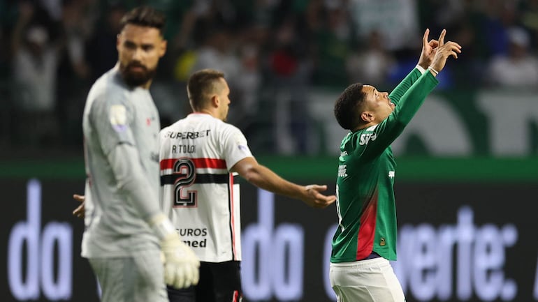 Em vez de festejar vitória sobre o São Paulo,auxiliar ironiza suspensão de Abel. ‘Vejo o noticiário.Futebol do Brasil é a cara da sociedade’,diz João Martins