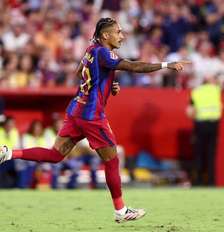 Raphinha comemora um dos três gols marcados diante do Sevilla – Foto: Fran Santiago/Getty Images / Jogada10