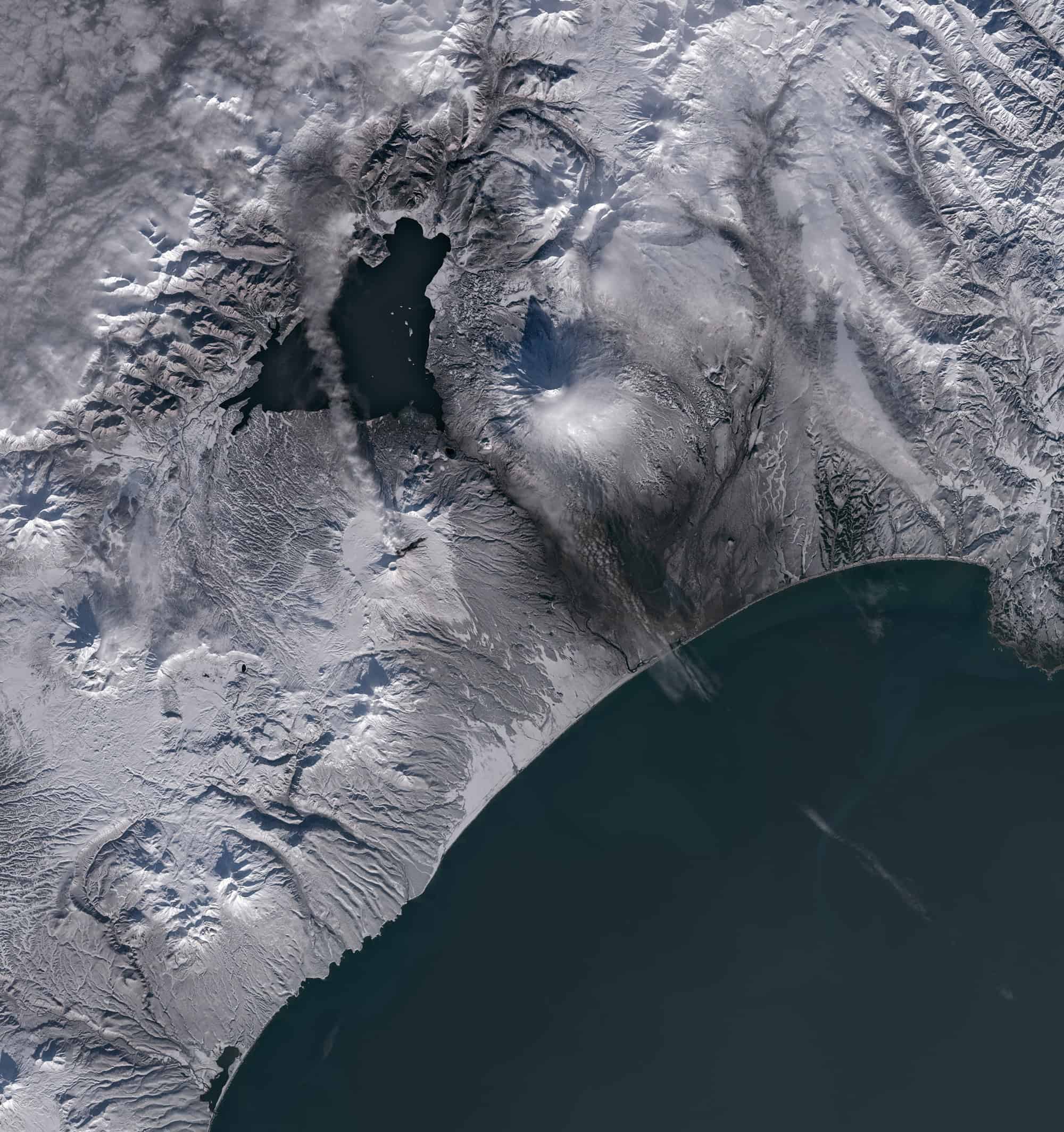 Imagem de satélite mostra o vulcão Krasheninnikov coberto de neve em Kamchatka