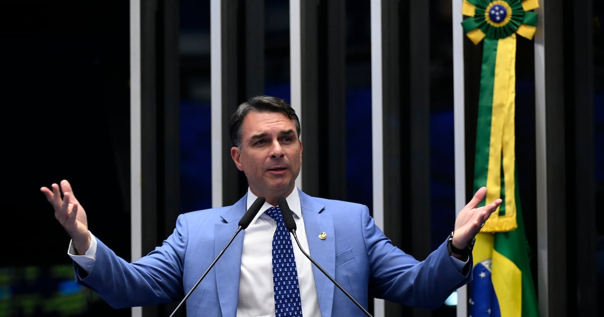 Flávio Bolsonaro rebate viagem em jato de Vorcaro e diz que aeronave era de Willer Tomaz