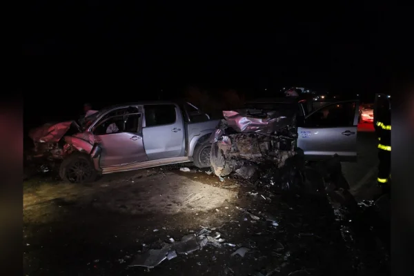 Colisão entre duas caminhonetes deixa cinco feridos em rodovia de MG