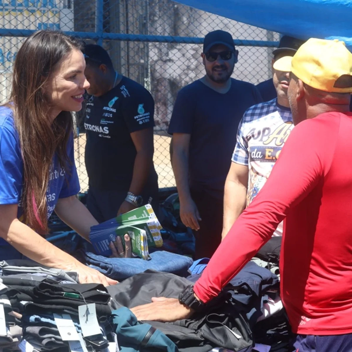 Em “dia de feira”, Paula Belmonte promete melhorar a saúde de Ceilândia