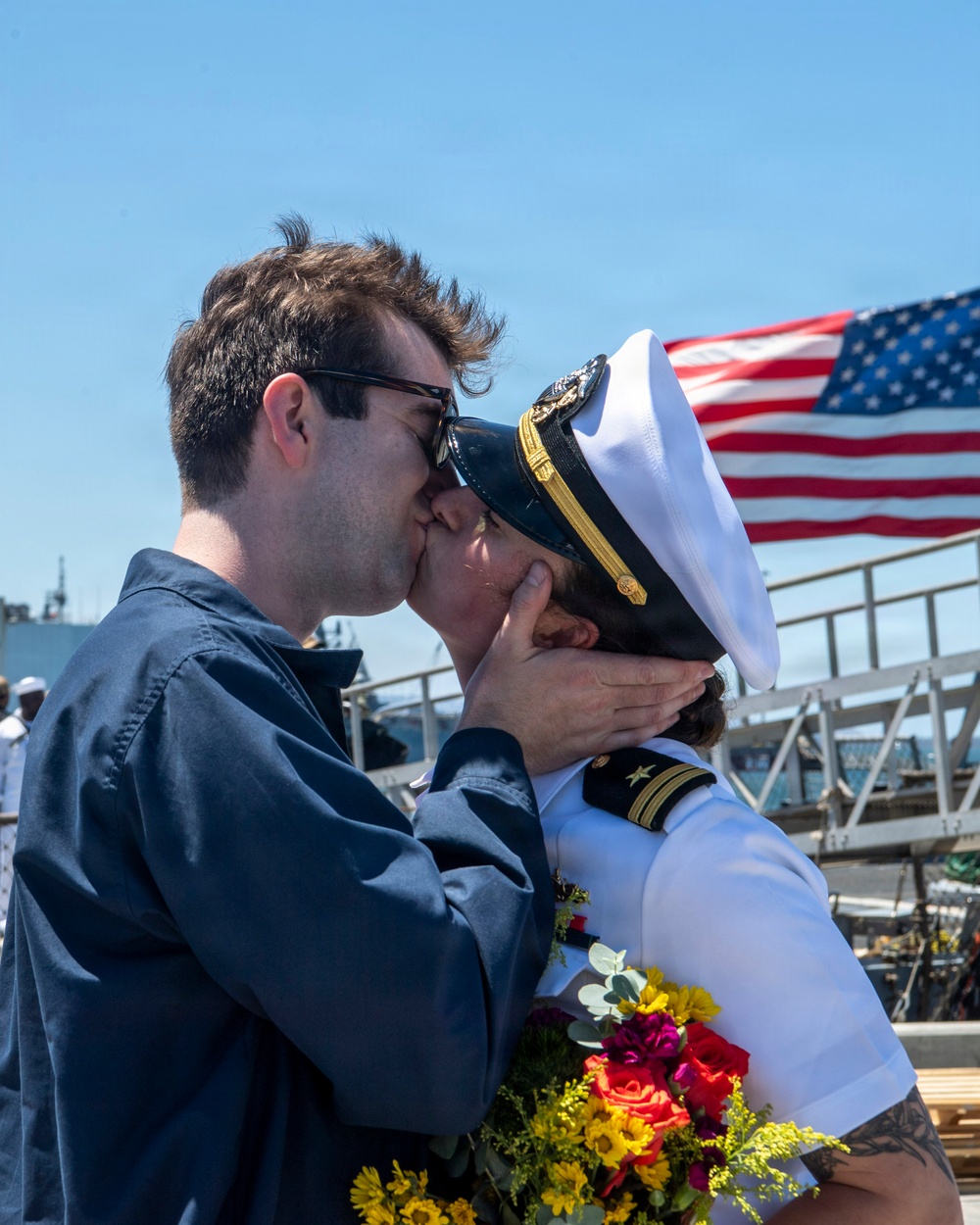 Imagem relacionada à notícia: USS Fitzgerald retorna para San Diego após três meses em andamento