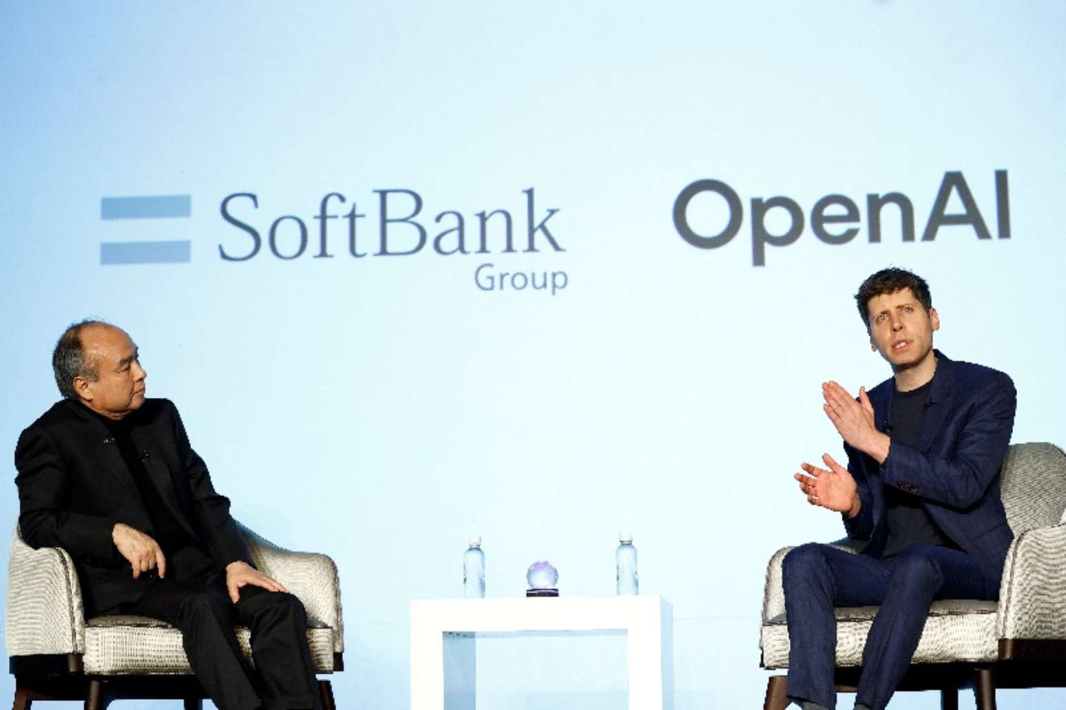 O CEO da SoftBank, Masayoshi Son, e o CEO da OpenAI, Sam Altman, participam de um evento para apresentar solu&ccedil;&otilde;es de IA para empresas em T&oacute;quio, Jap&atilde;o, em 3 de fevereiro de 2025 REUTERS/Kim Kyung-Hoon