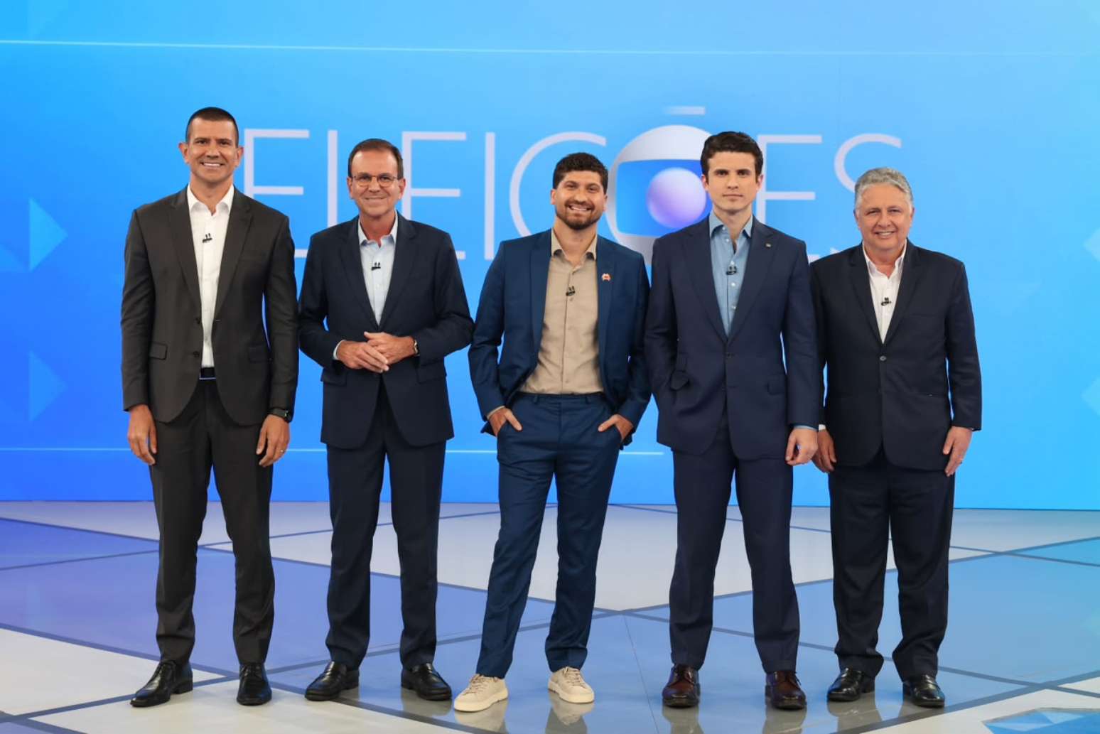 Os candidatos Douglas Ruas (PL), Eduardo Paes (PSD), William Siri (PSOL), André Marinho (NOVO) e Garotinho (Republicanos) no estúdio da TV Globo para participar do debate entre candidatos ao governo do Rio de Janeiro.