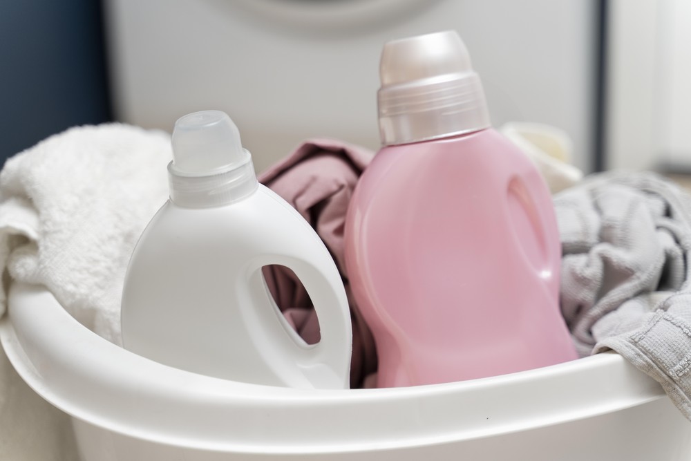 Não utilize amaciante diretamente nas peças para não manchá-las — Foto: Reprodução/Freepik