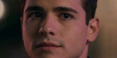 O gay Mau Mau &eacute; v&iacute;tima da discrimina&ccedil;&atilde;o do av&ocirc; em 'Quem Ama Cuida'; e o ator que o interpreta, Jo&atilde;o Victor Gon&ccedil;alves, conheceu na rua a humilhante homofobia apresentada como brincadeira Foto: Reprodu&ccedil;&atilde;o/TV