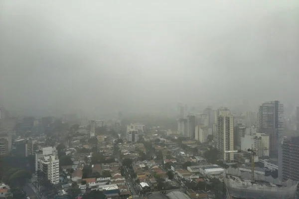Dia vira noite e cidade de SP entra em estado de atenção para alagamentos