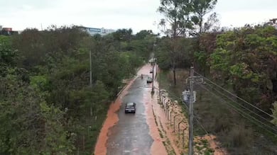 Vídeo: Rompimento de adutora provoca grande vazamento e atinge pistas da BR-040, em Contagem