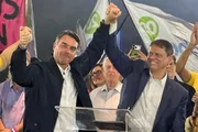 Flávio Bolsonaro durante a convenção que formalizou candidatura de Tarcísio de Freitas à reeleição