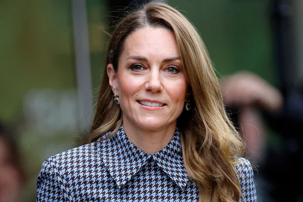 Kate Middleton volta ao hospital onde tratou câncer em visita emocionante