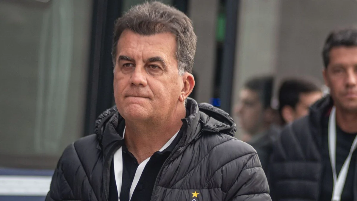 Presidente do Vitória cobra Grêmio por zagueiro: "Time caloteiro"