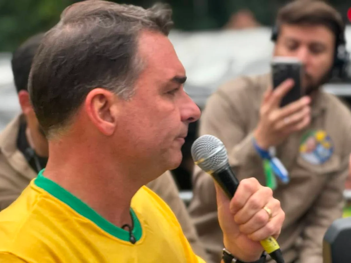 Flávio acusa Dino de agir politicamente e nega verba pública em Dark Horse