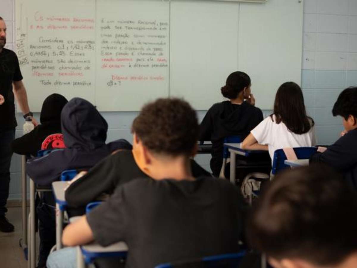 Só metade dos adolescentes sabe interpretar texto no Brasil, indica Pisa 2025