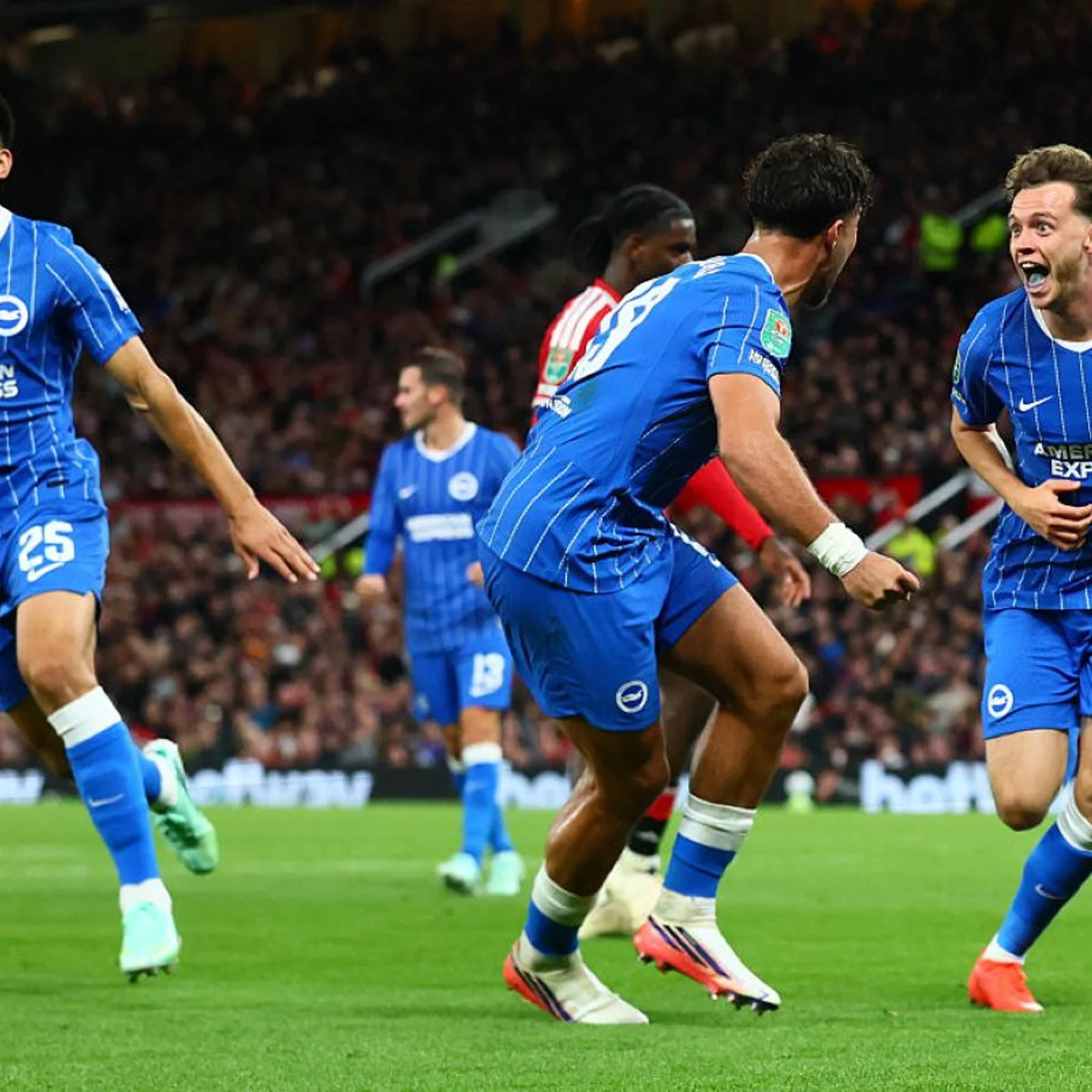 De virada, Brighton vence o United e avança na Copa da Liga Inglesa