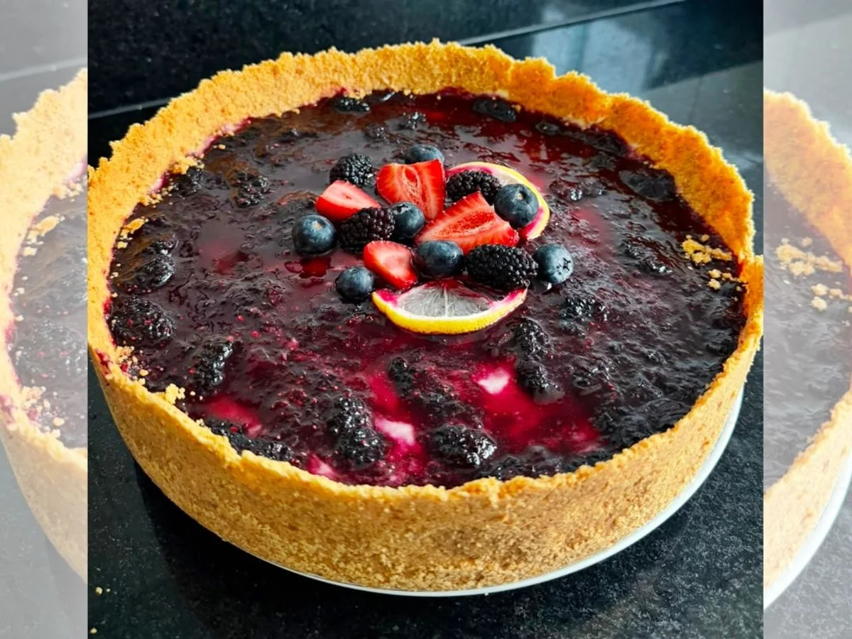 Torta aveludada com calda de frutas vermelhas é receita fácil e sofisticada