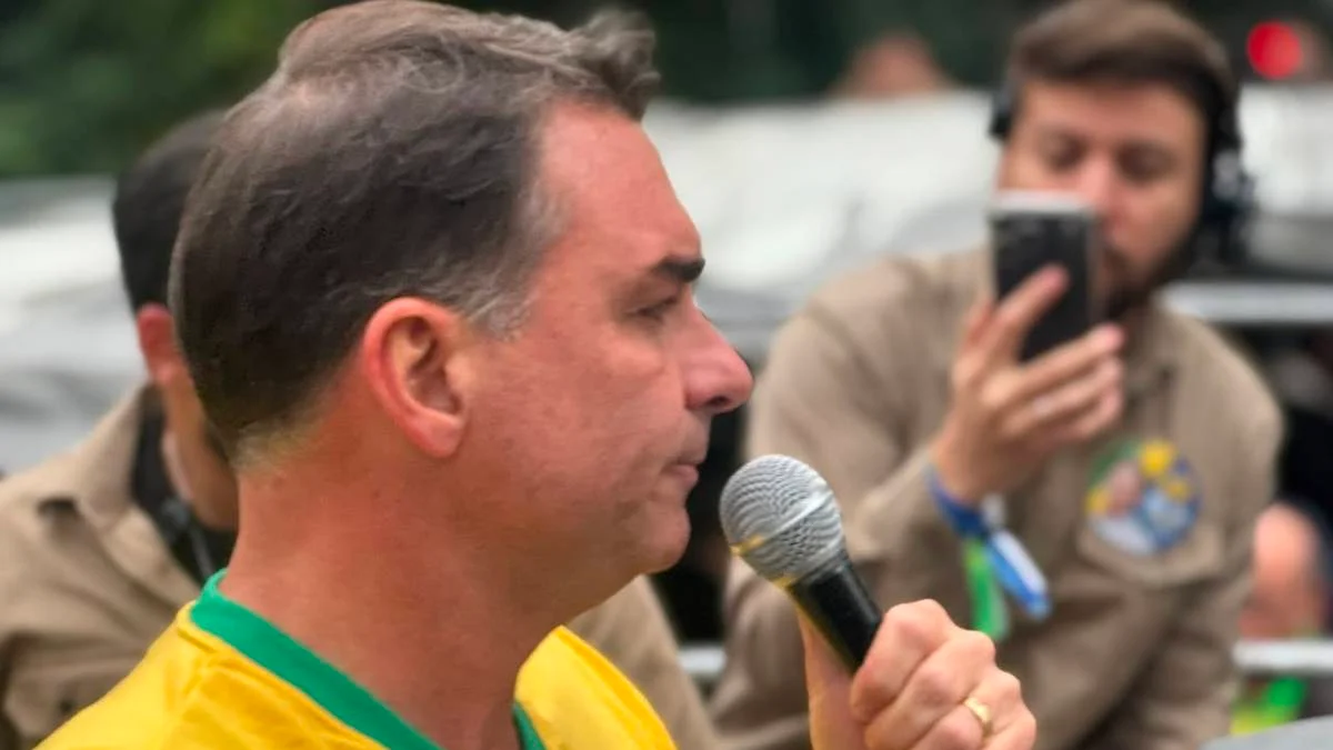 Flávio acusa Dino de agir politicamente e nega verba pública em Dark Horse