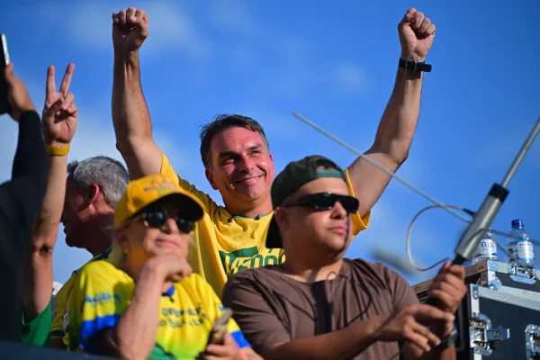 CNBB rebate acusação de Flávio: "Mentira não se combate com outra mentira"