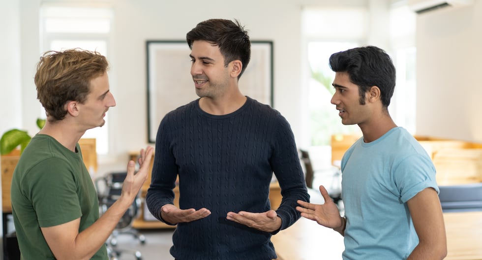 Os especialistas em psicologia concordam: buscar a opinião dos outros antes de decidir pode refletir dependência relacional