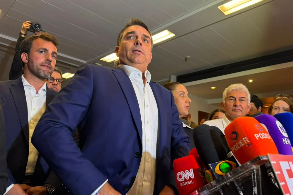 MP Eleitoral pede multa a Flávio Bolsonaro por site não informado ao TSE