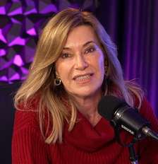 Silvia Vinhas lamenta que a aparência, e não a competência e a experiência, seja determinante para uma mulher manter o emprego na TV Foto: Reprodução