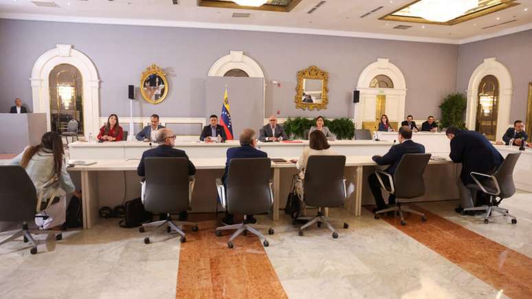 Governo da Venezuela e oposição retomam diálogo, em meio a detenção de opositor e liberação de sites