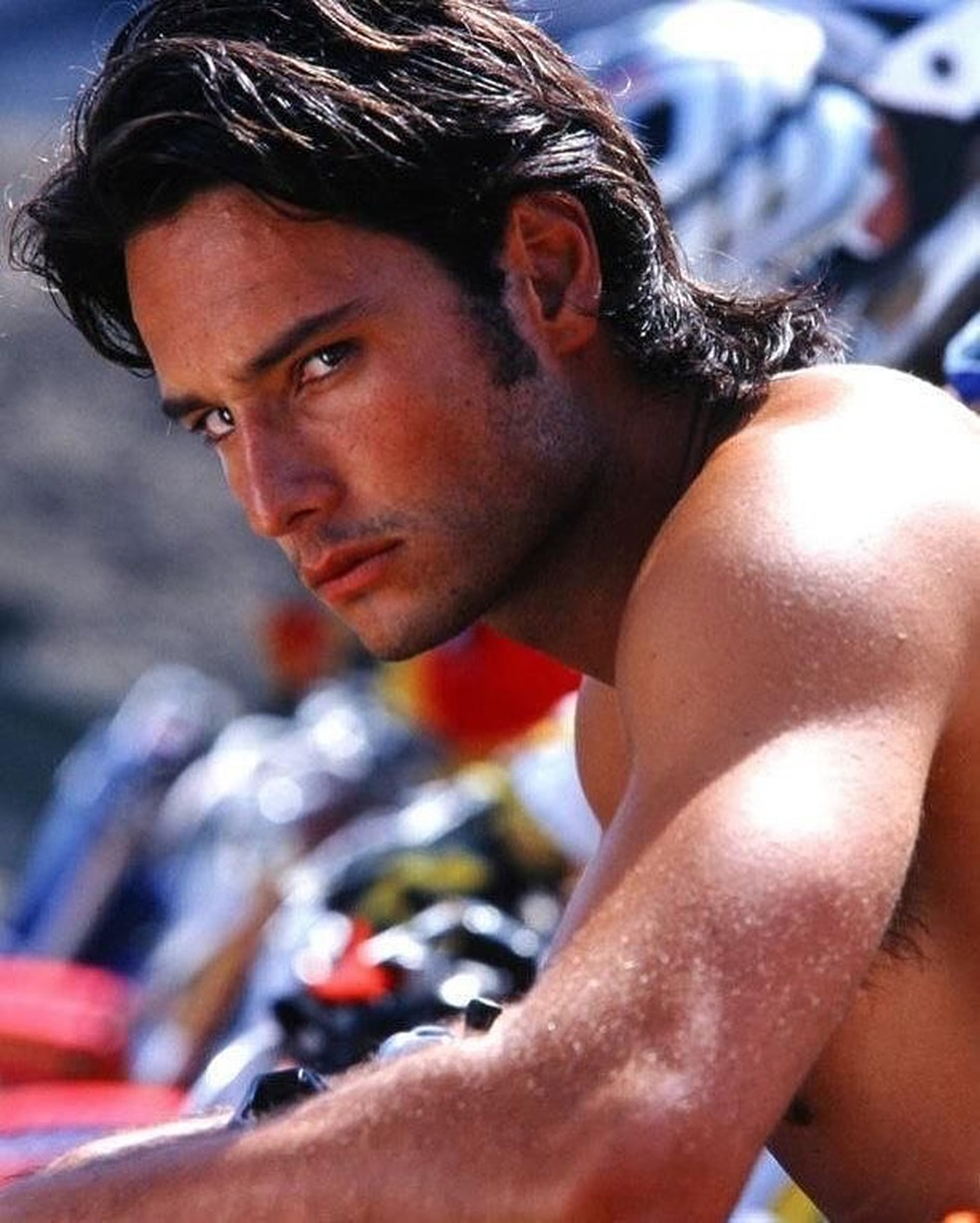 Rodrigo Santoro é abordado por influenciador que não o reconhece e respostas surpreendem; vídeo
