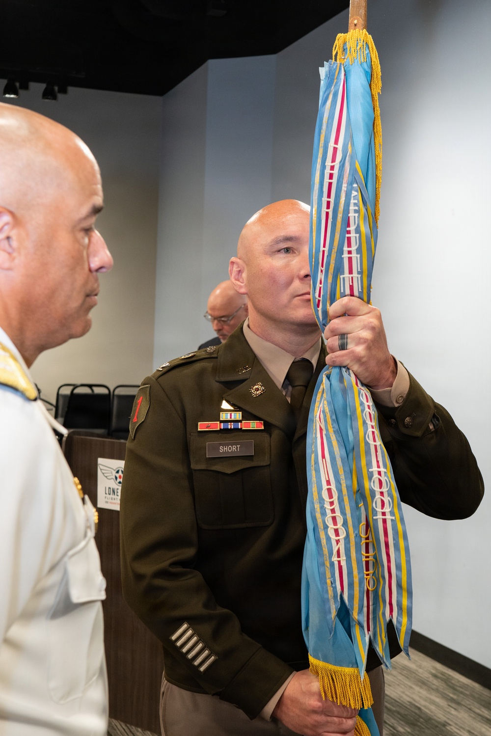 Imagem relacionada à notícia: Col. do Exército John Short Assumed Comando de DLA Energy Americas