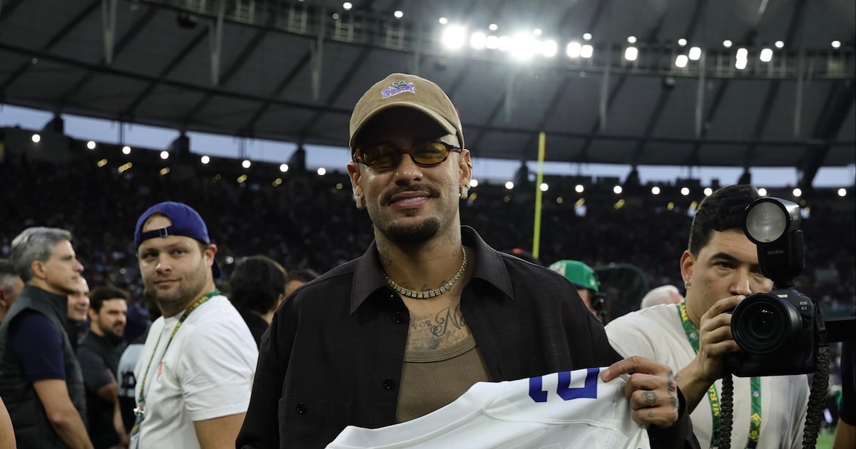Neymar assiste ao jogo da NFL no Maracanã e ganha camisa personalizada do Dallas Cowboys