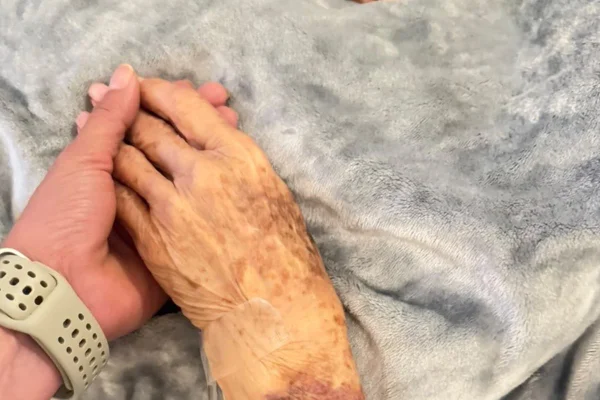 Após suspender agendas, Celina posta foto com a mãe: "Minha prioridade"