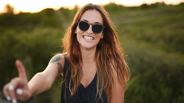 Óculos da JBL que tocam música caem para R$ 337 com cupom