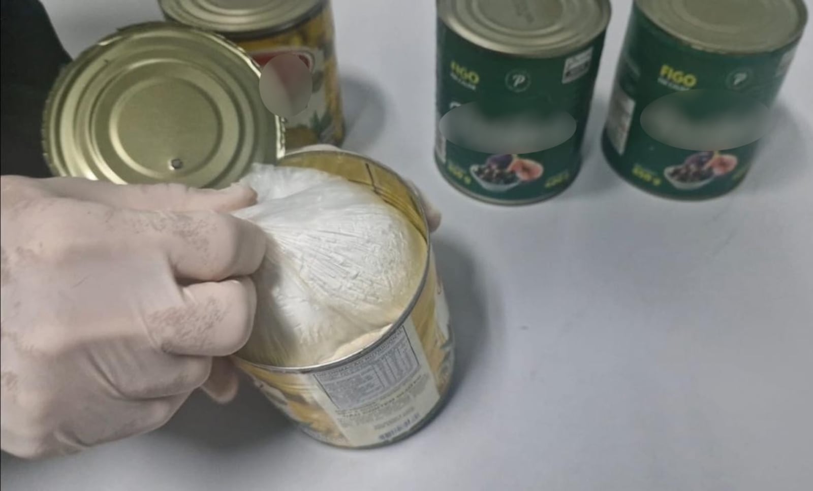Agentes da Deain encontraram droga em latas na bagagem da passageira Reprodução/Polícia Federal