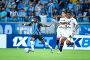Imagem da matéria: Presidente do Vitória cobra Grêmio por zagueiro: "Time caloteiro"