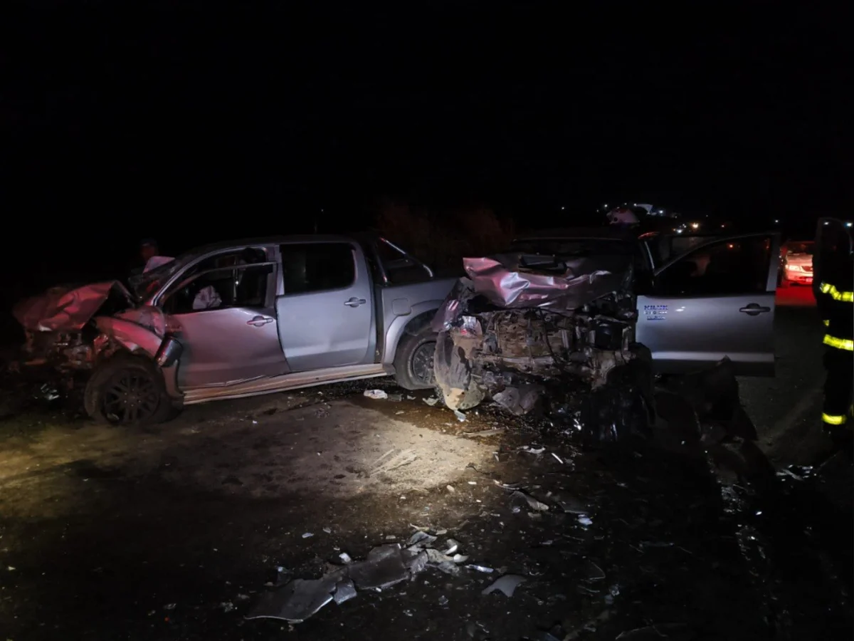 Colisão entre duas caminhonetes deixa cinco feridos em rodovia de MG