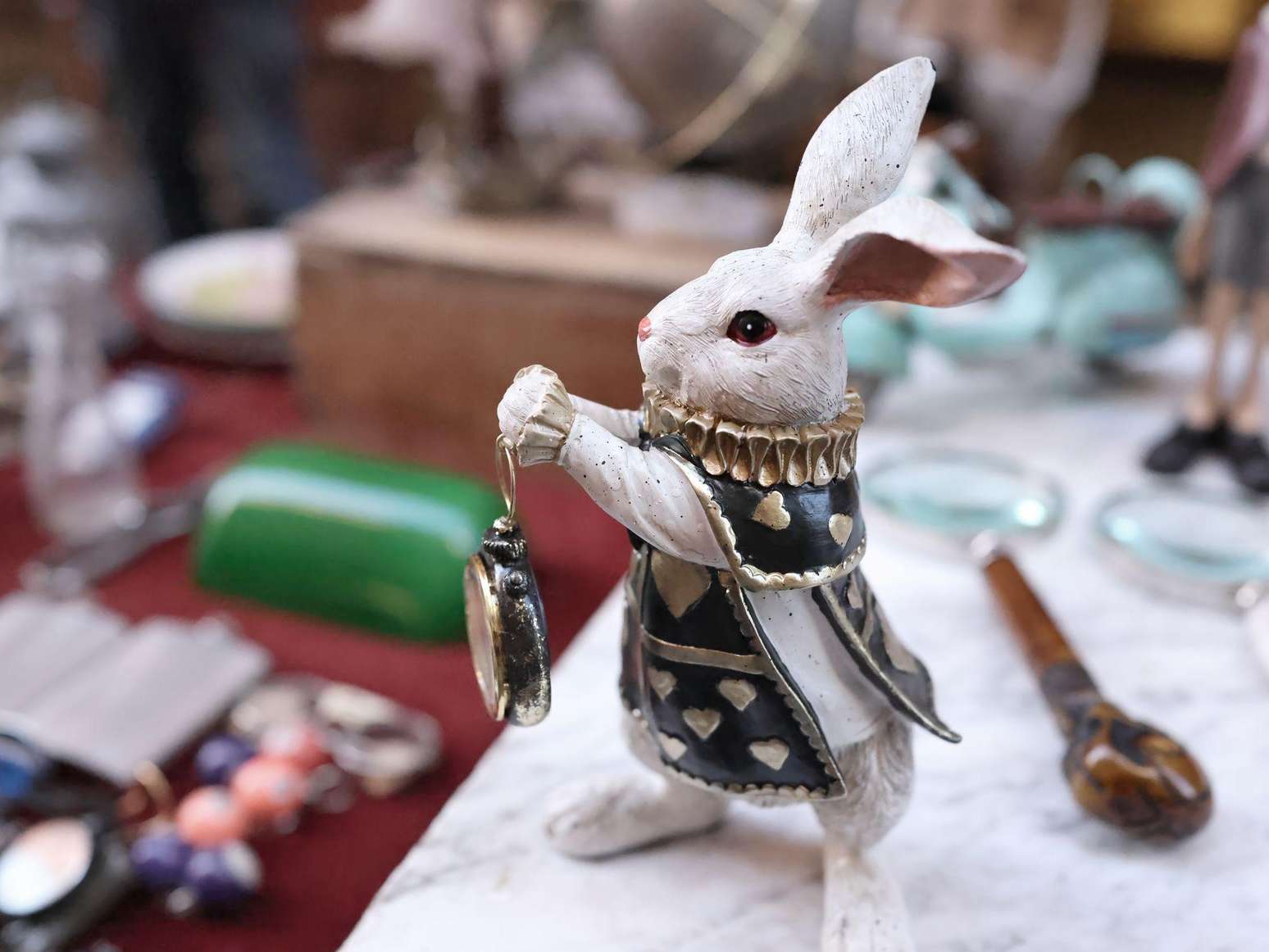 O coelho de Alice no País das Maravilhas, de Lewis Carroll, com seu relógio