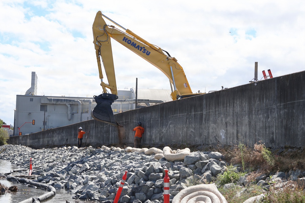 Imagem relacionada à notícia: EUA Corpo de Engenheiros do Exército que repara a Cidade do Cedar River Levee de Renton