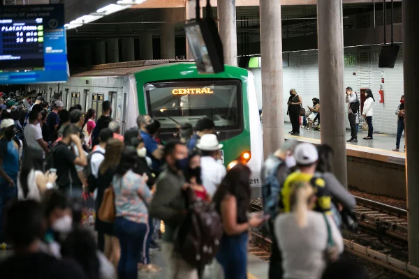 Estudante é esfaqueada por homem dentro de vagão para mulheres do Metrô-DF