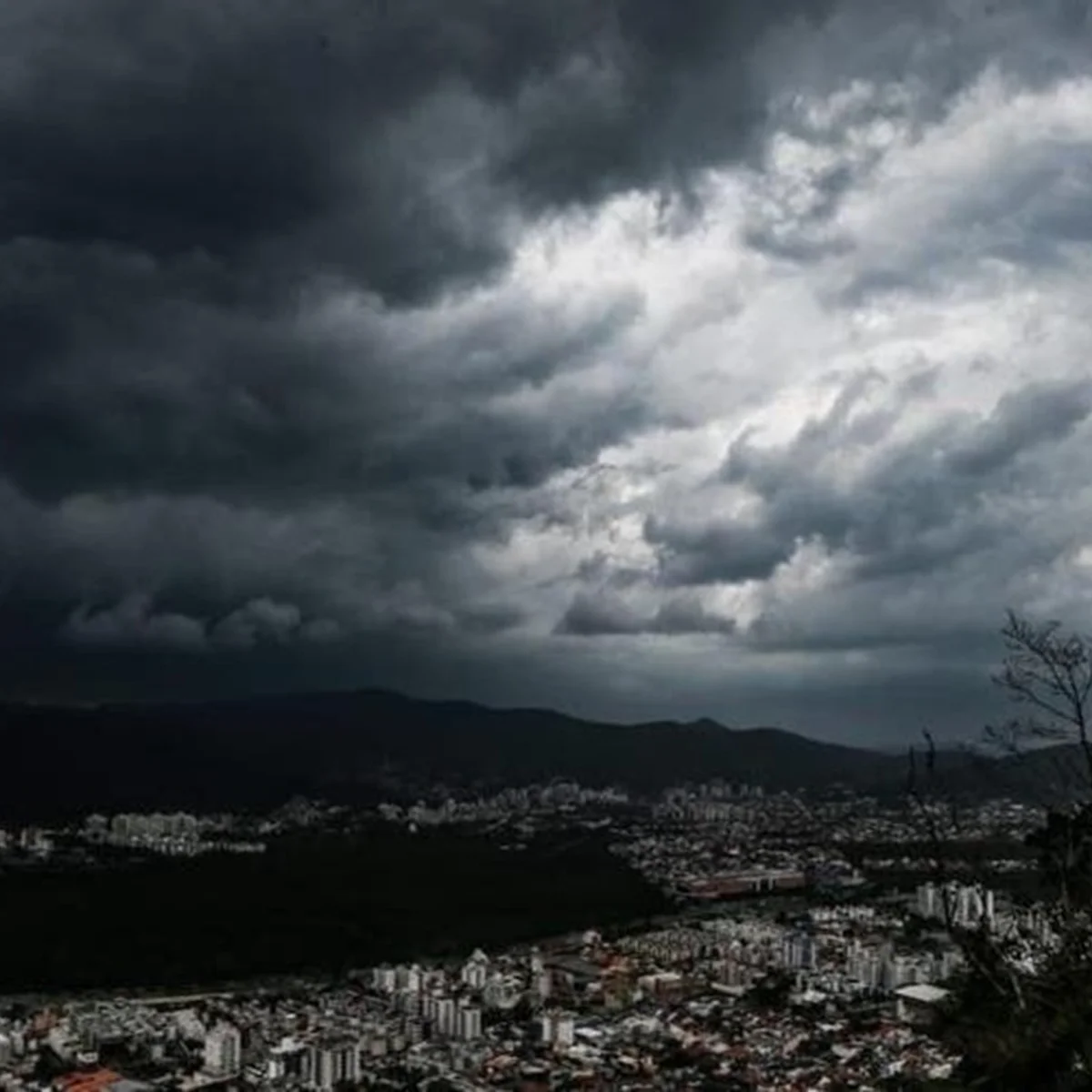 Clima: sul do país está sob alerta de "grande perigo" para chuvas e granizo