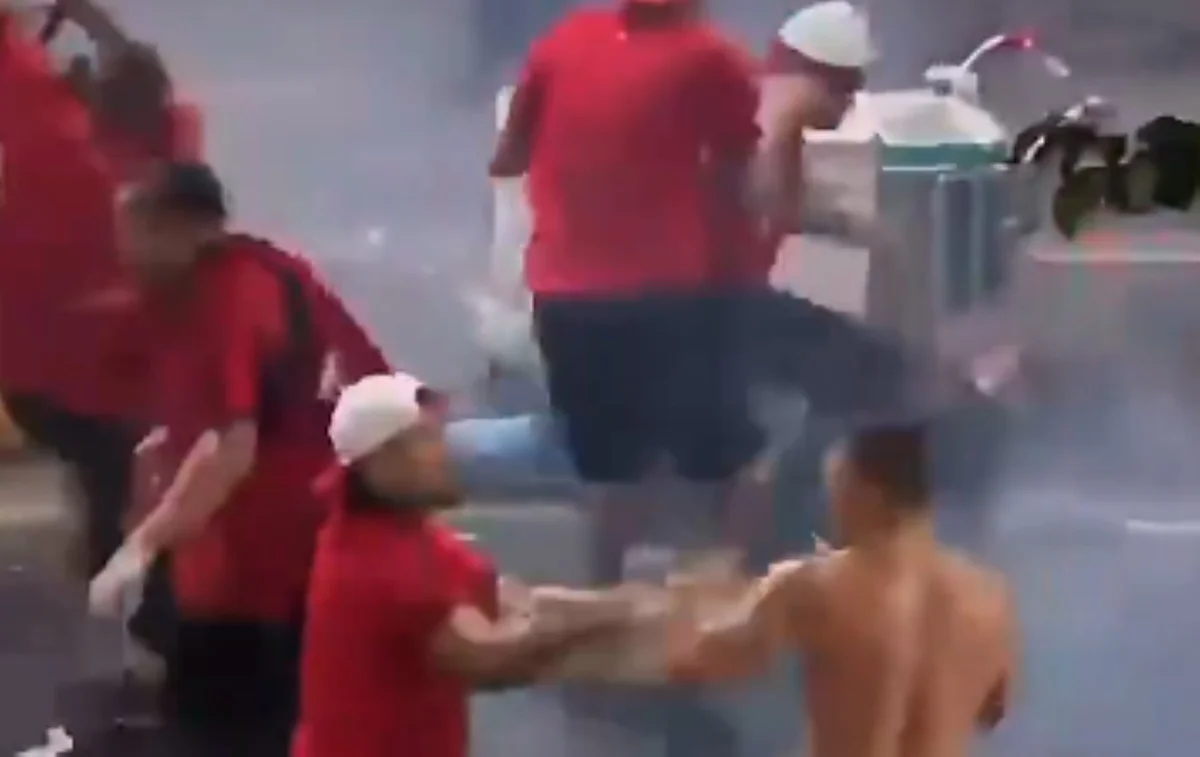 Imagem colorida de confusão entre torcedores do Flamengo na saída do Maracanã- MEtrópoles