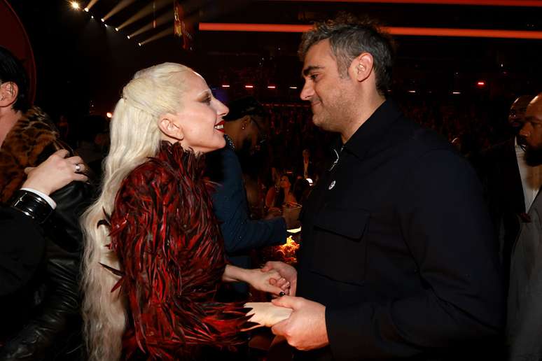 Mamãe! Lady Gaga aparece com bebê no colo pela primeira vez